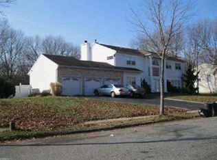 4 Wisteria Ln, Lake Grove, NY 11755