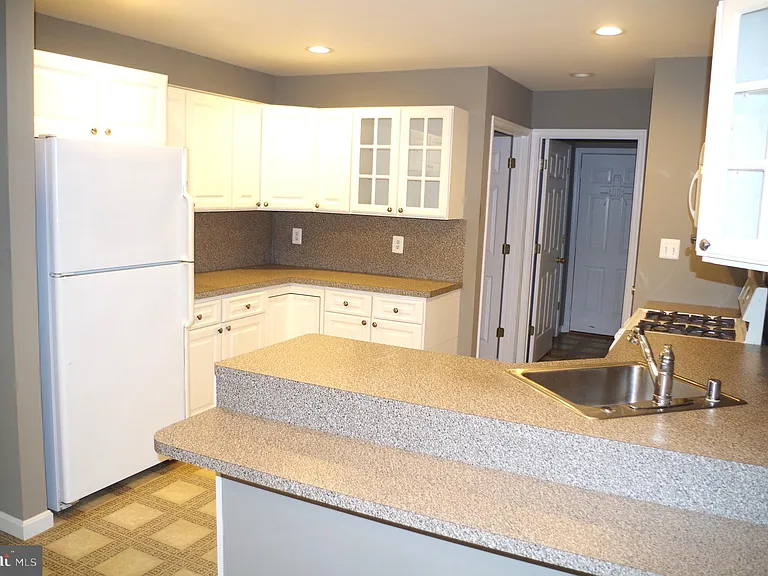 812 Petinot Pl — Photo 6