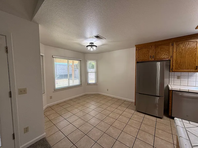 2136 Southgate Dr — Photo 12