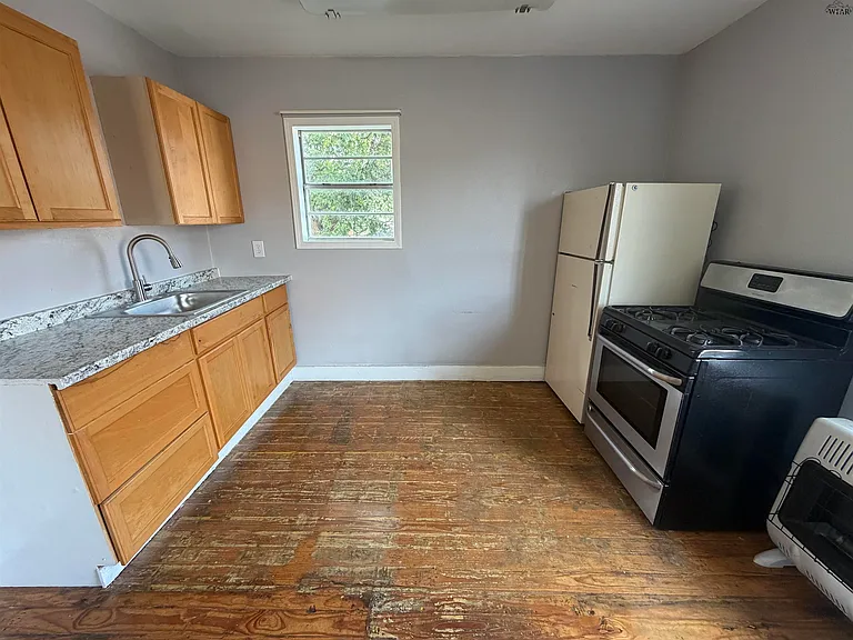 1604 Harrison St — Photo 3