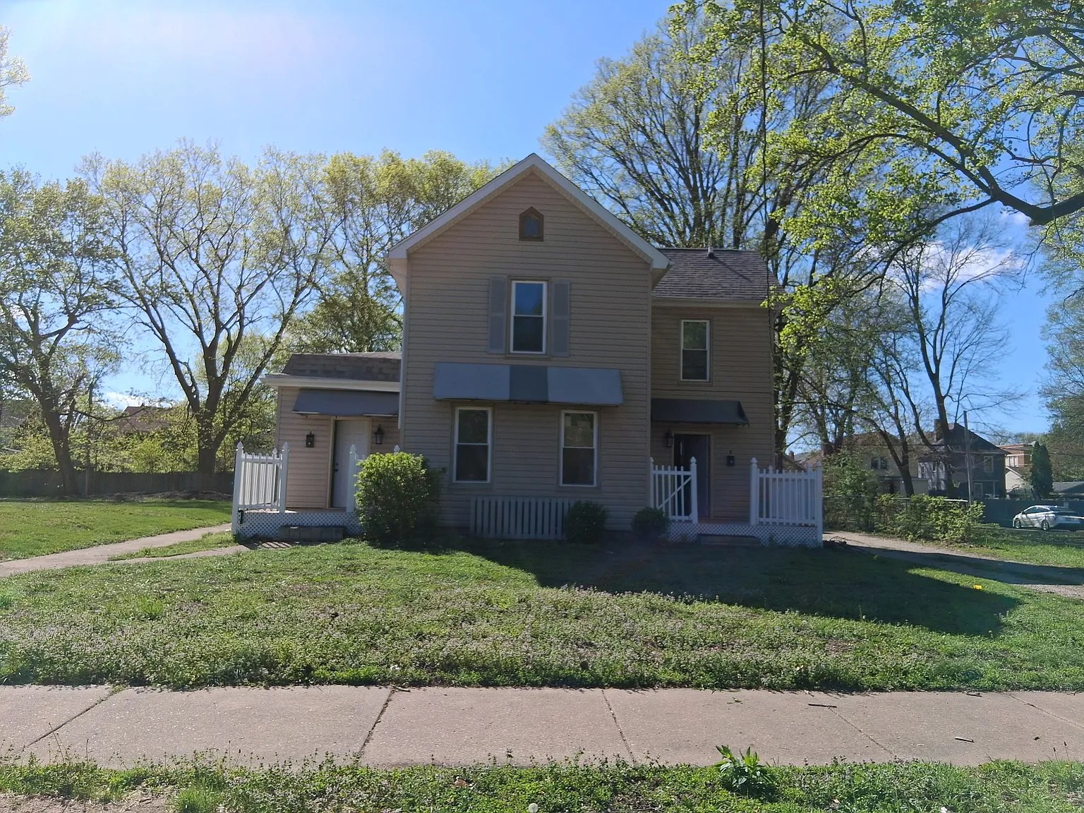 3 bed, 2116 sqft, $825 — Photo 1