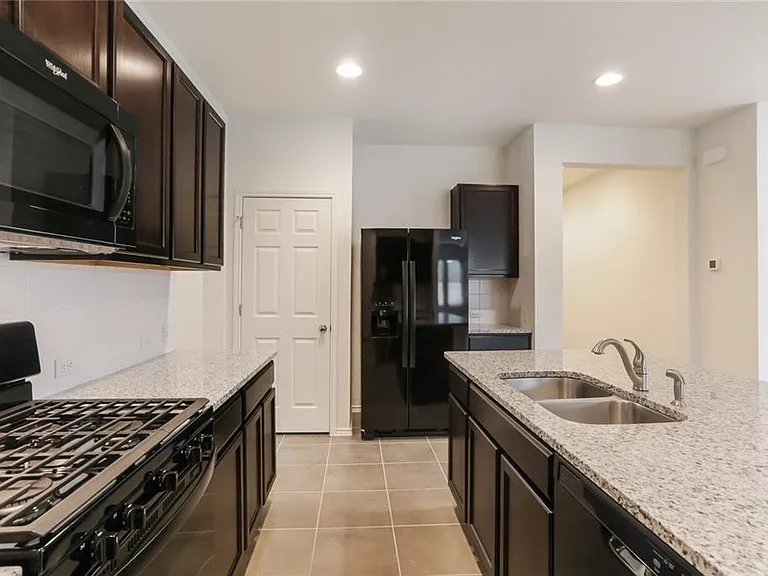 2233 Ringstaff Rd — Photo 4
