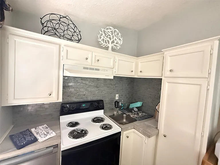728 Hogan Dr — Photo 6