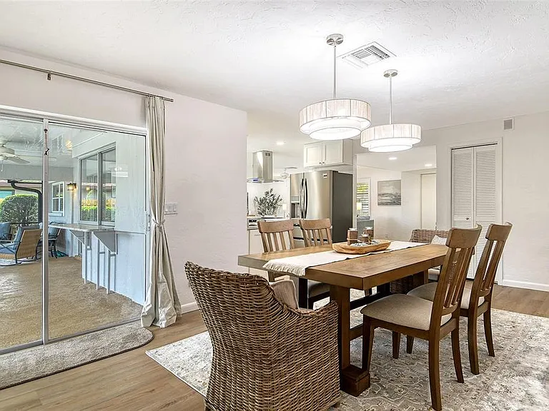 6722 Roxbury Dr — Photo 33