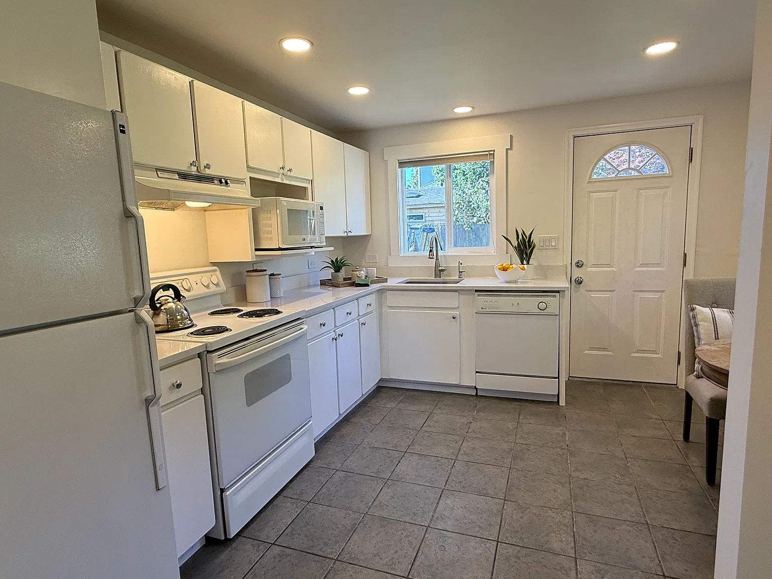 2 bed, 900 sqft, $3,100 — Photo 2