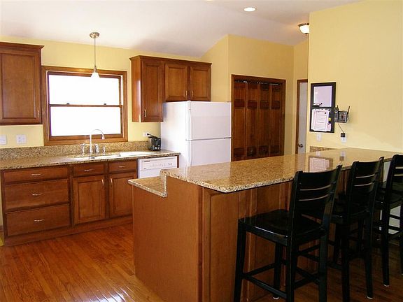 5th image of 565 Saratoga Dr