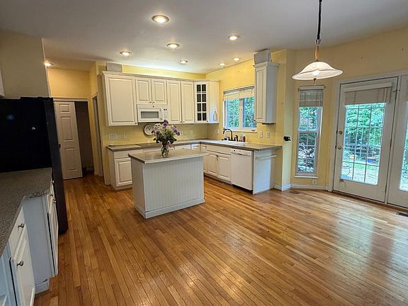 5th image of 1038 Westchester Way