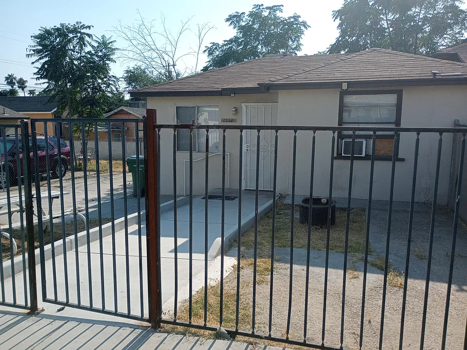 2320 N Tulare St