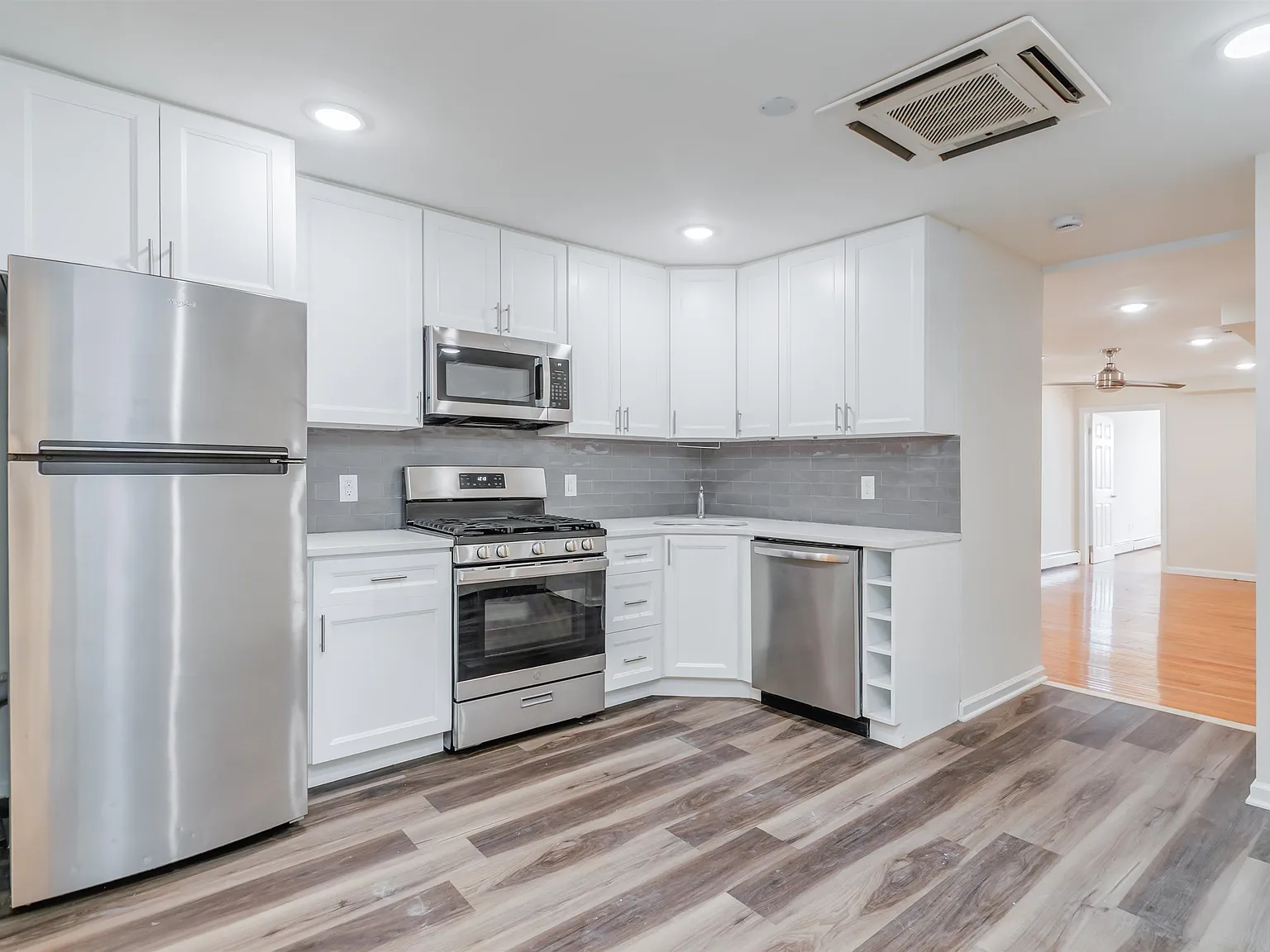1 bed, 1.0 bath, $2,000 — Photo 2