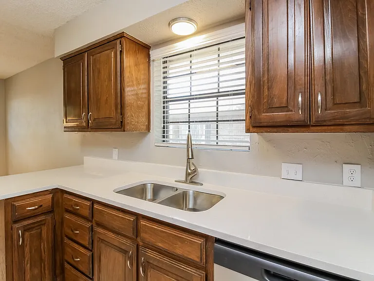 217 Tanglewood St — Photo 8