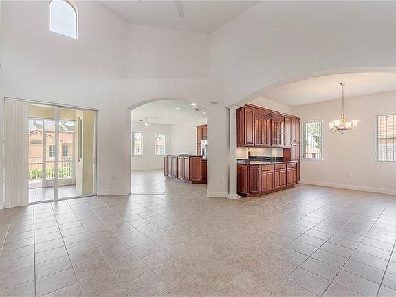 4th image of 12 Jefferson Ct S