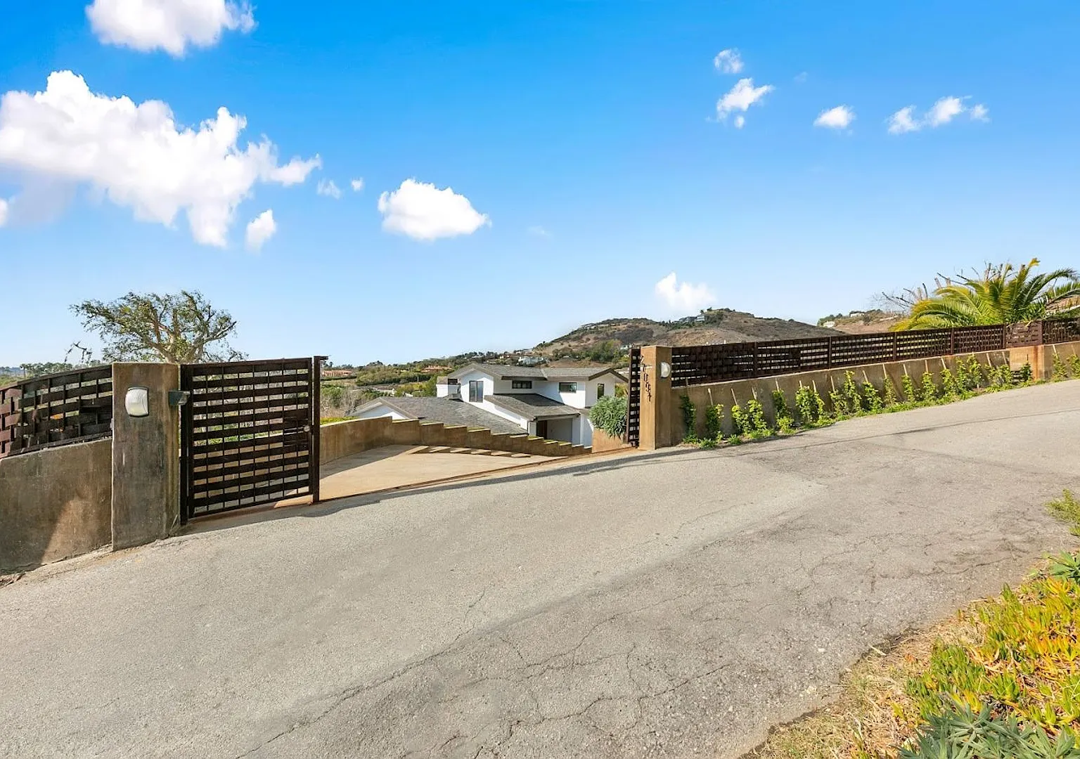 4 Bed, 5 bath home with stunning ocean views located in Malibu hills — Photo 3