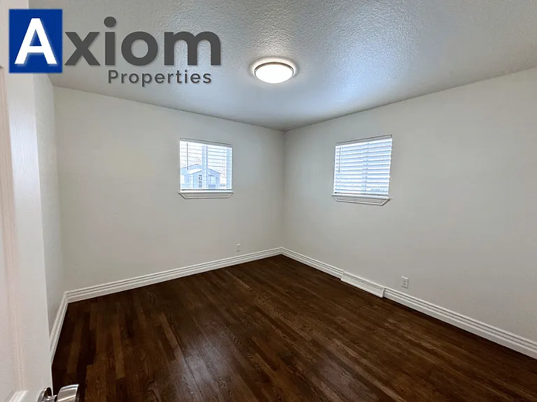 906 E Elm St — Photo 17
