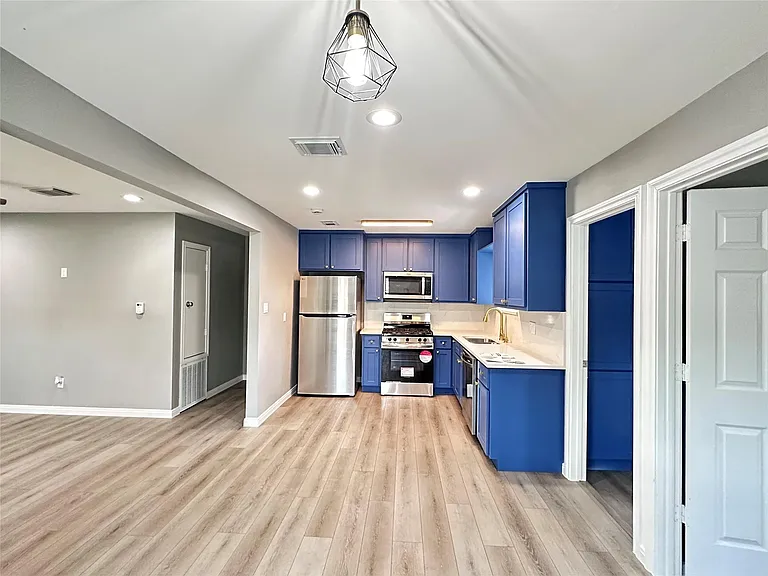 4519 Oak Shadows Dr — Photo 3