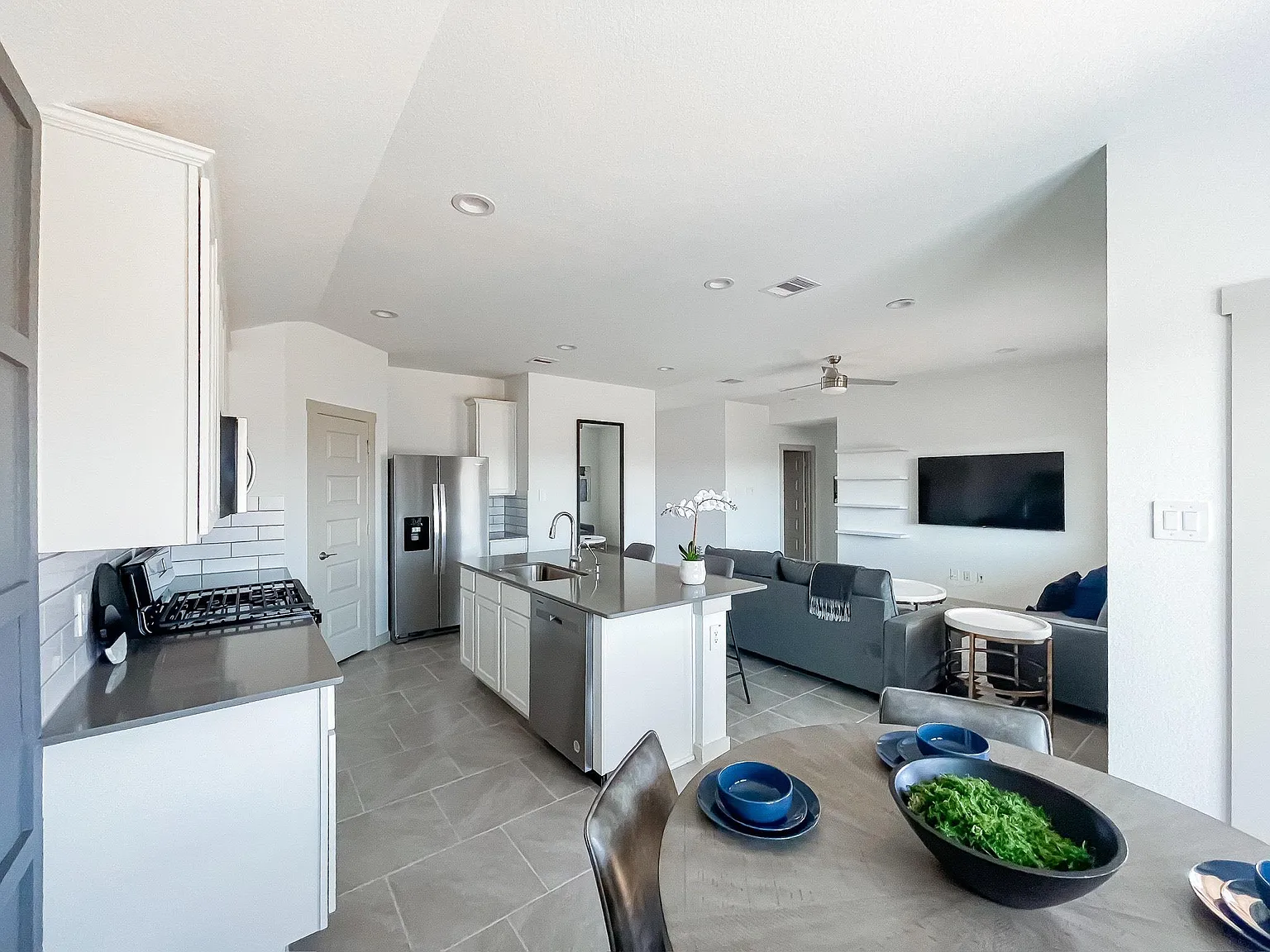 3 bed, 2.0 bath, 1433 sqft, $2,400 — Photo 4