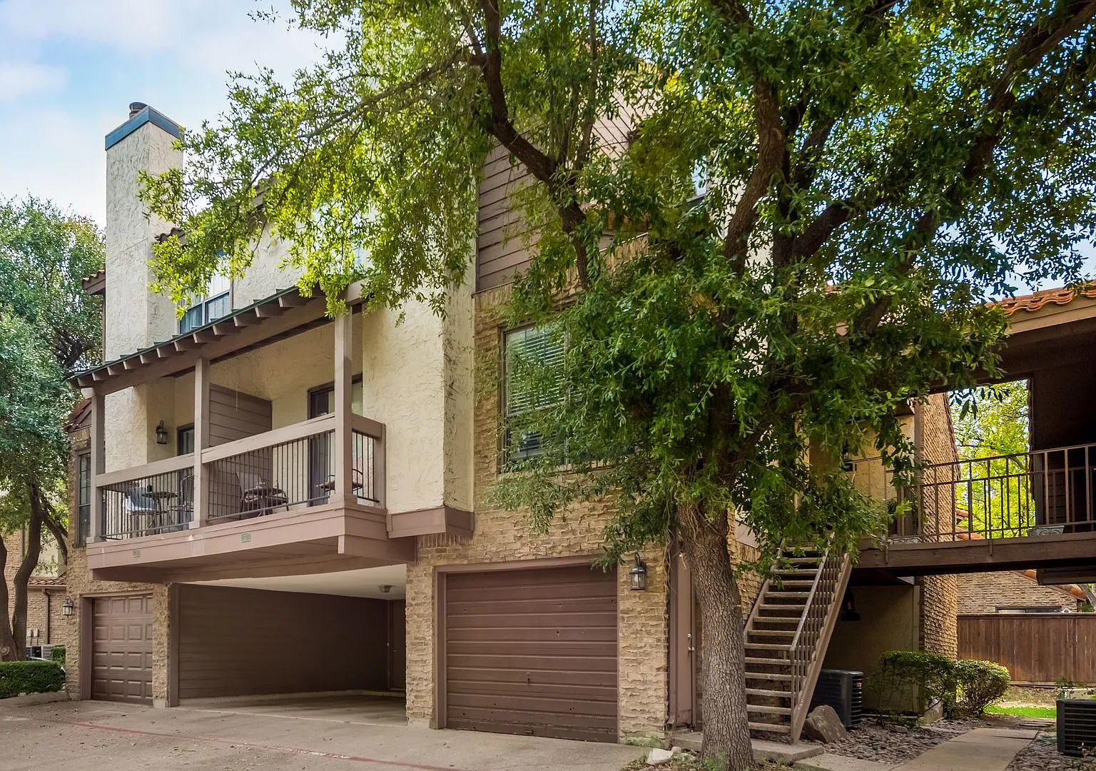 Spacious 2nd floor corner unit in Richardson — Photo 1