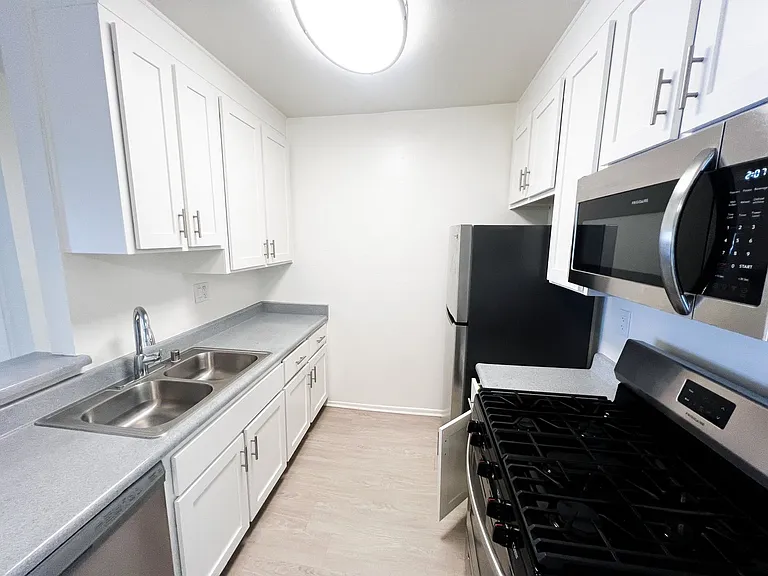 11018 Moorpark Apartments — Photo 37