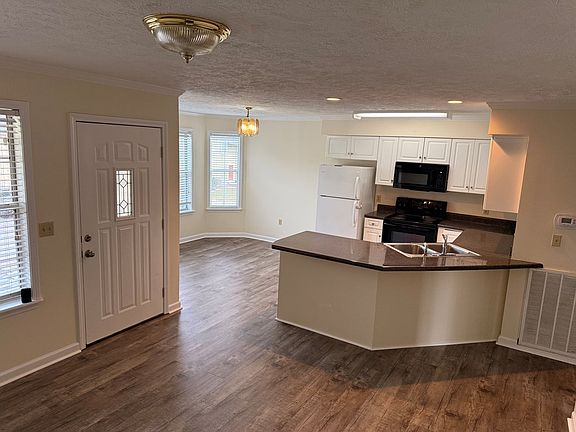 3rd image of 52 Eastgate Cir