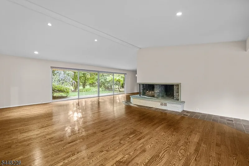4 bed, 3.0 bath, 2849 sqft, $9,000 — Photo 4