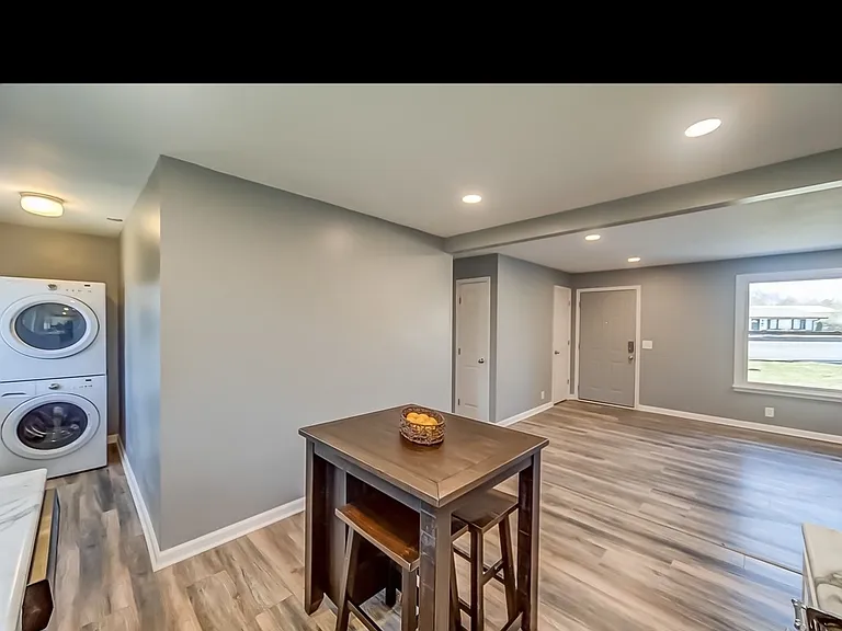 100 Cole Dr — Photo 5