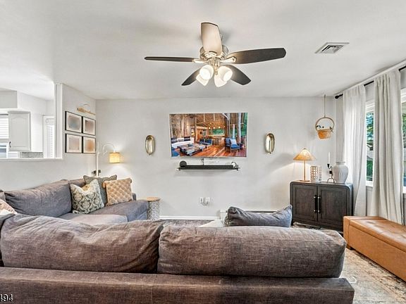 4th image of 1446 Lambert St