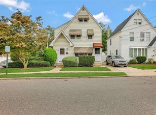 43 Stratford Ave, Williston Park, NY 11596