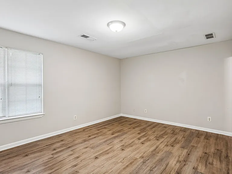 1030 Huntington Trce SE — Photo 1