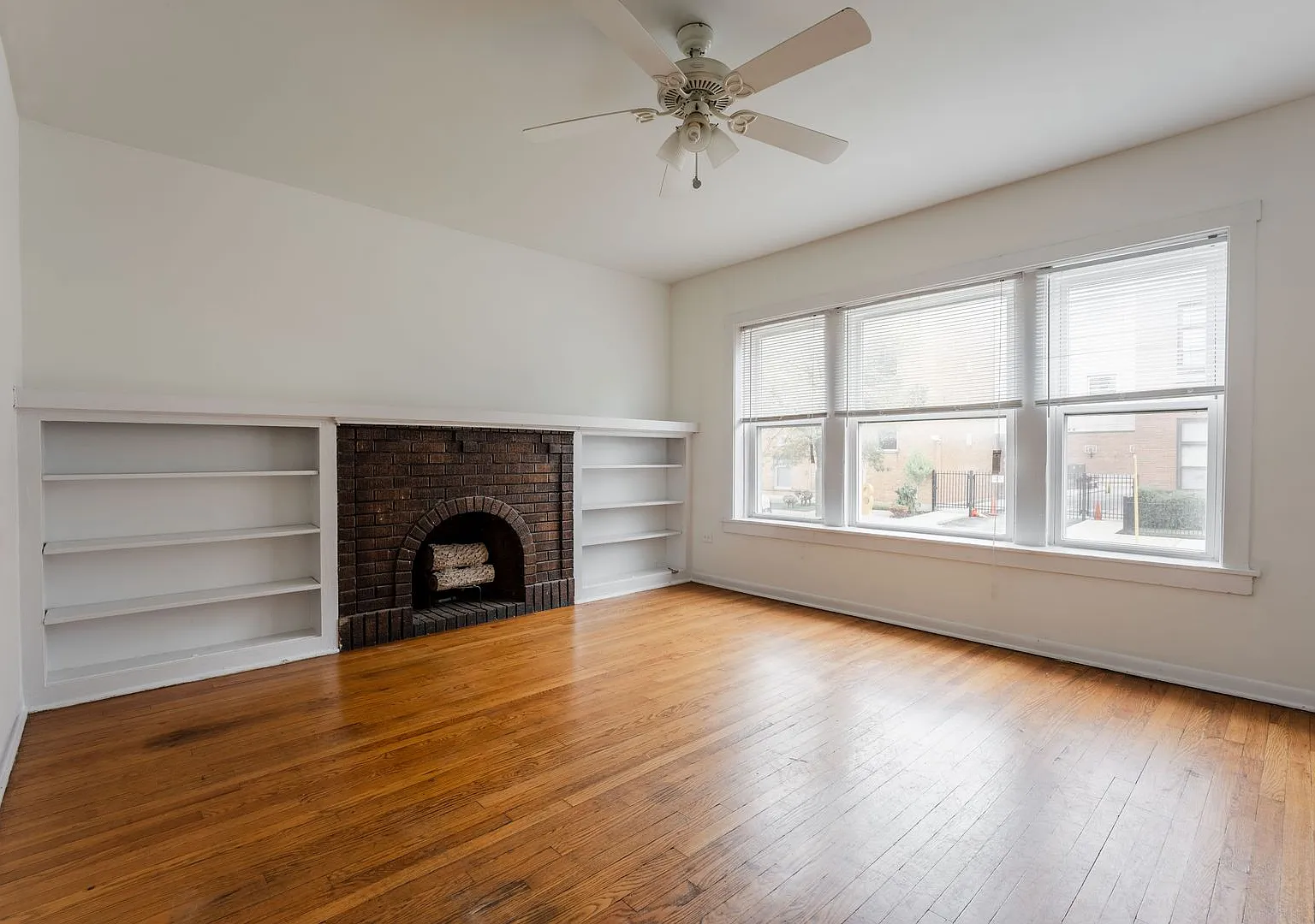 North Center / St. Bens - 2 Bed / 1 Bath - Heat Included — Photo 3