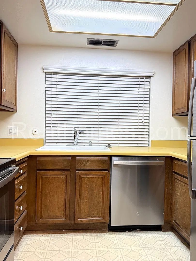 San Carlos, 6337 Oakridge Rd, Panoramic Views, AC, Fireplace, 2 Car Garage with Opener. — Photo 4