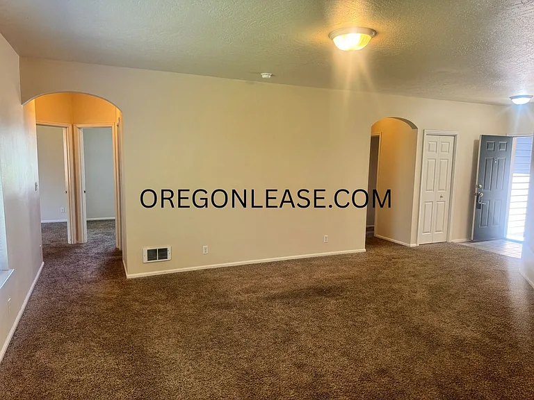 3 bedroom North Eugene duplex home with full sized garage — Photo 6