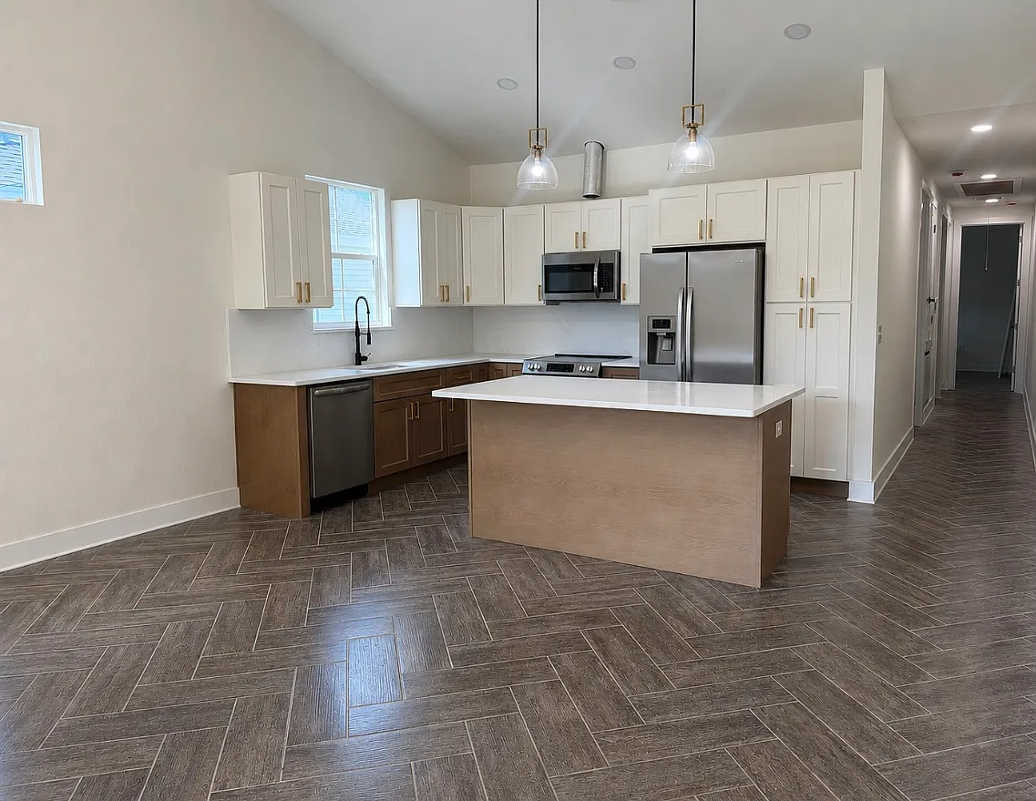 2 bed, 1100 sqft, $2,300 — Photo 2