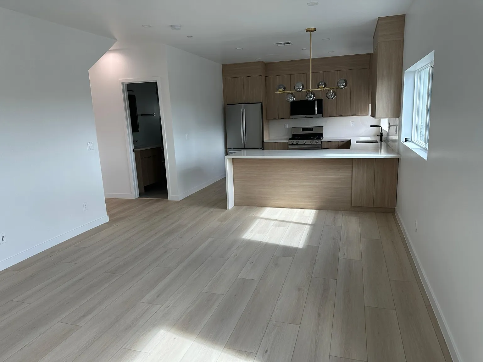 4 bed, 1915 sqft, $4,200 — Photo 1