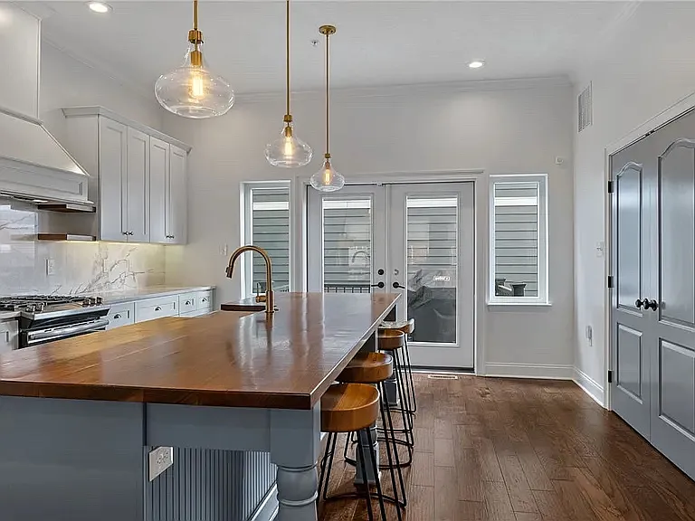 4 bed, $5,200 — Photo 2
