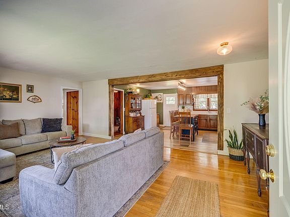 4th image of 413 Holly St