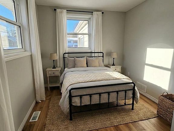 4th image of 71 Lakeshore Rd E