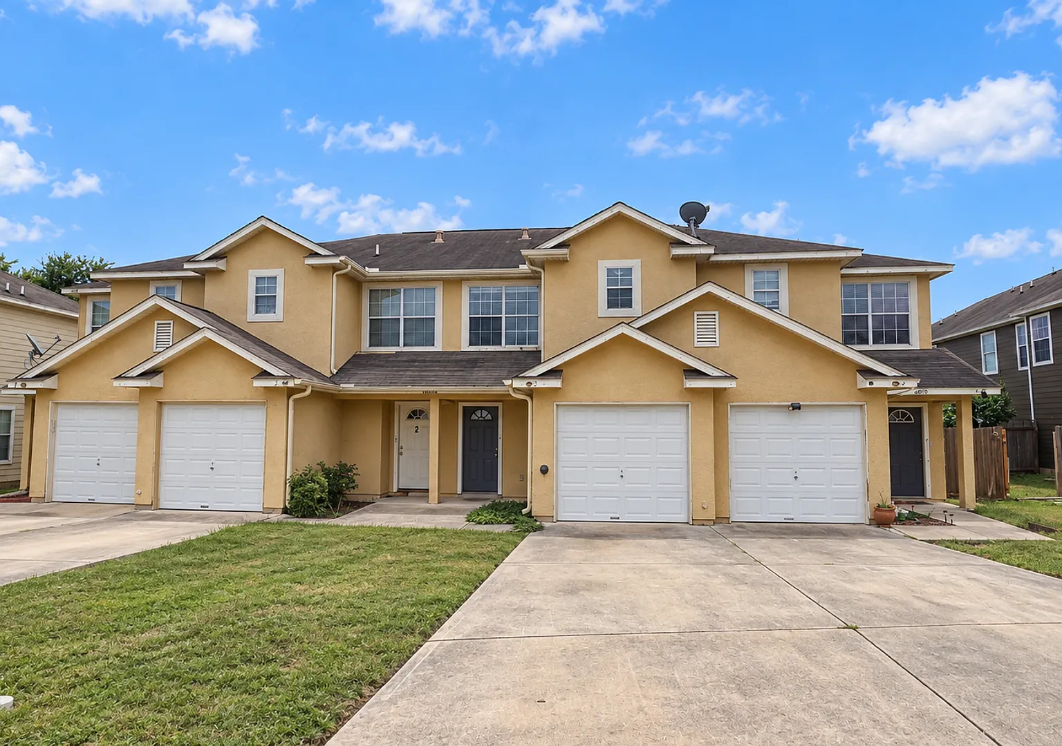 3 Bedroom Townhome with Large Backyard and Garage — Photo 1