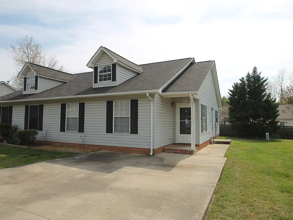 1077 Farm Pond Ln