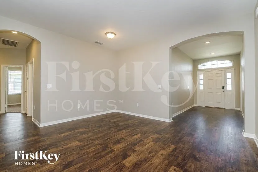 5 bed, 3.0 bath, 2530 sqft, $2,875 — Photo 3