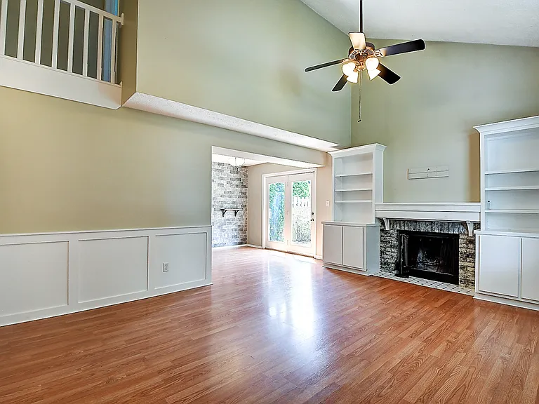 311 E Saint Clair St — Photo 3