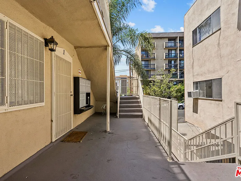 1540 N Fuller Ave #8 — Photo 4