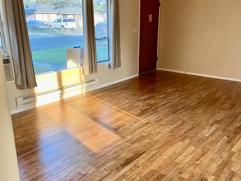 215 G St NE — Photo 9