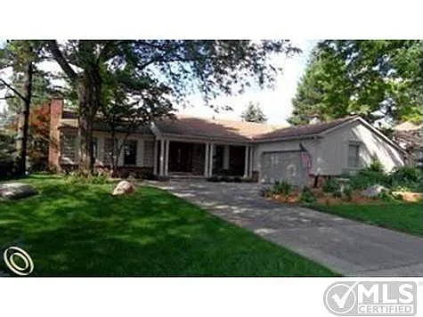 330 Lakes Edge Dr photo 1
