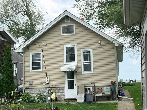 3072 Lakeshore Dr, Monroe, MI 48162
