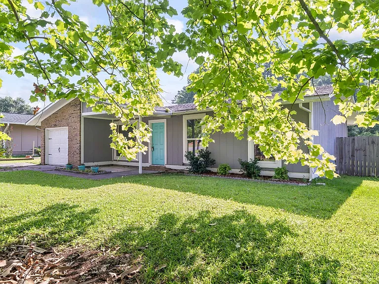 102 Sterling Rd — Photo 2