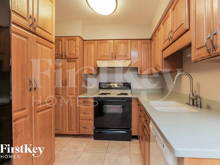 454 Springfield St — Photo 8