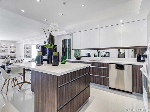 4th image of 2625 Collins Ave APT 1006