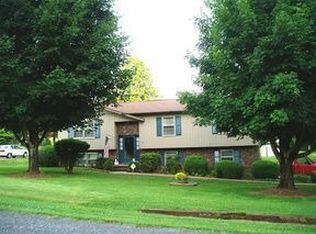 1000 Tangle Dr, Hickory, NC 28602