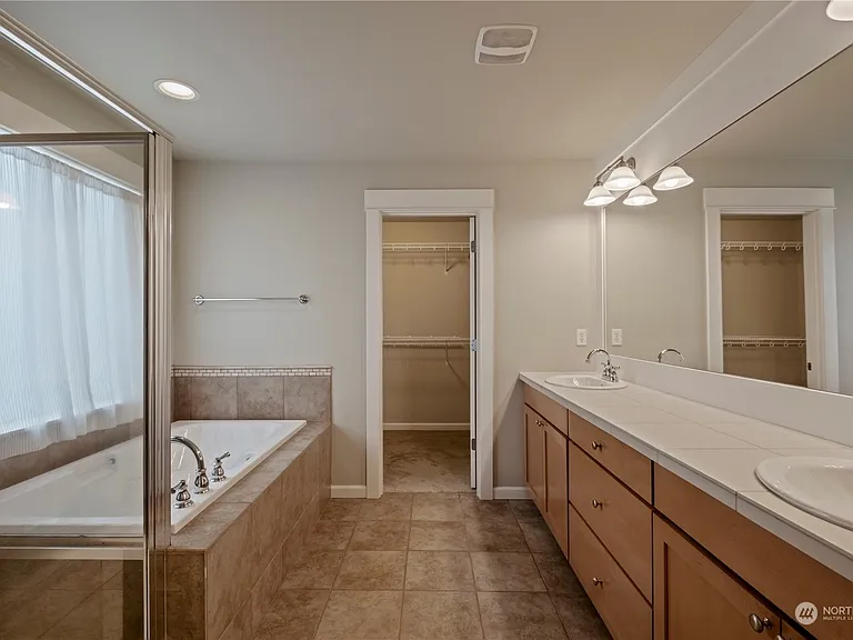 574 Lyons Pl NE — Photo 17