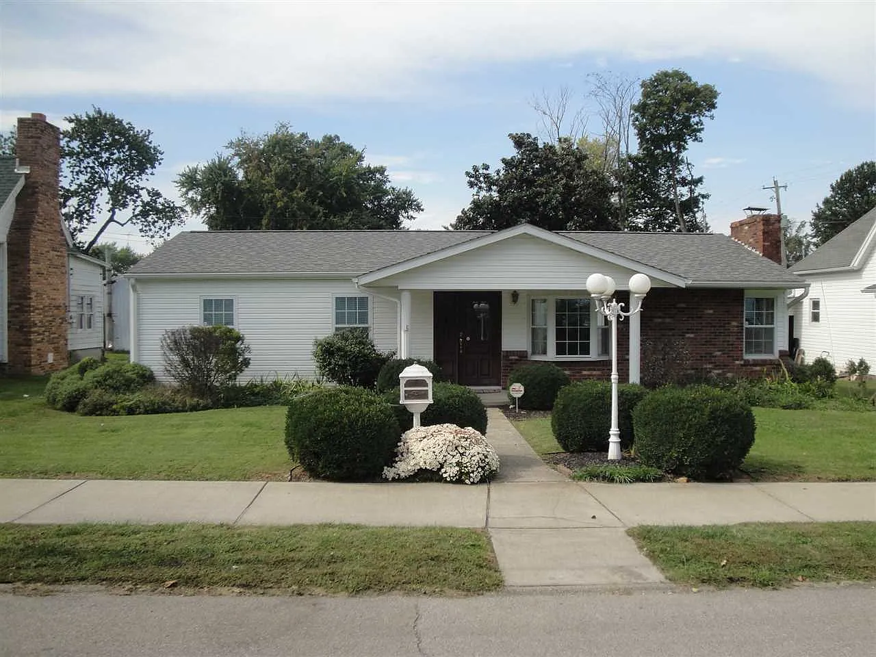 407 Walker St photo 1