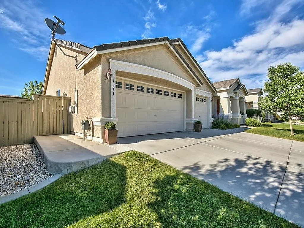 Building Photo - 1615 Arboleda Dr